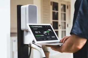 Cara Menggunakan Internet of Things (IoT) dalam Instalasi Listrik: Menuju Hunian dan Bisnis yang Lebih Cerdas dan Efisien