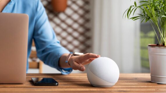 Mengintegrasikan Sistem Listrik dengan Google Home dan Alexa: Kendalikan Hunian Anda dengan Suara 